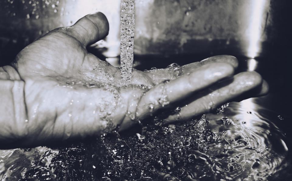black_and_white-hand_oaivt1o8ei