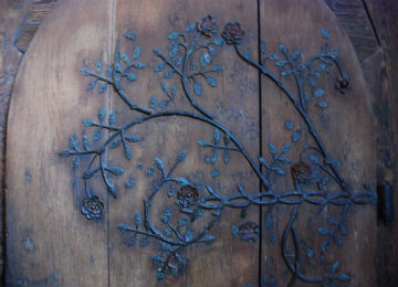 wood_door_with_metal_vines