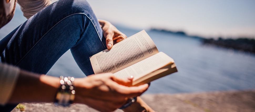 women_reading_970_425