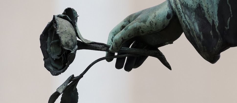 statue_handholdingrose_970_425