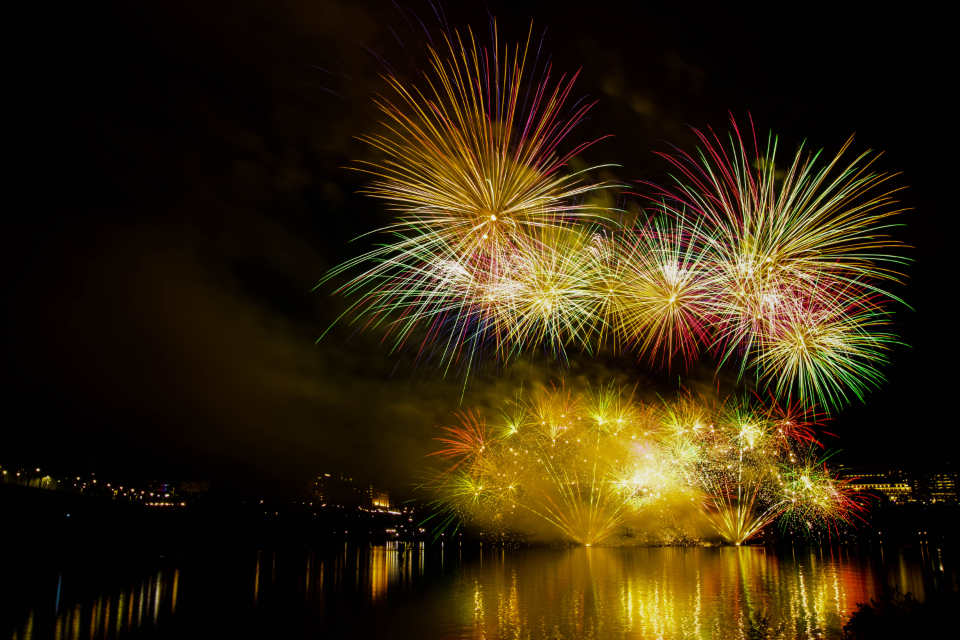 fireworks-background_oi14lfaxlo